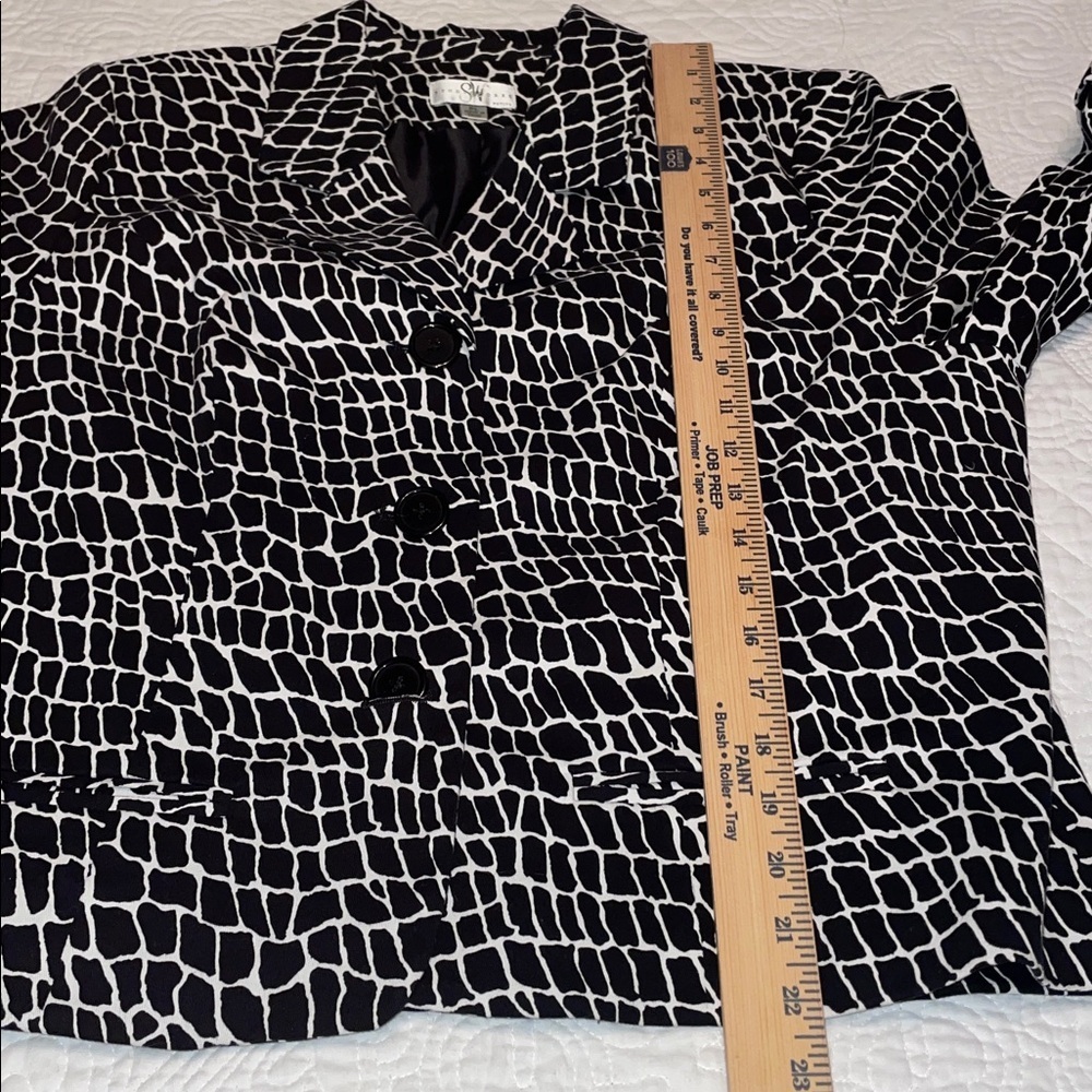 Studio Works Black & White Geometric Lined 3 Button 3/4 sleeve blazer. Size LP - Picture 12 of 13